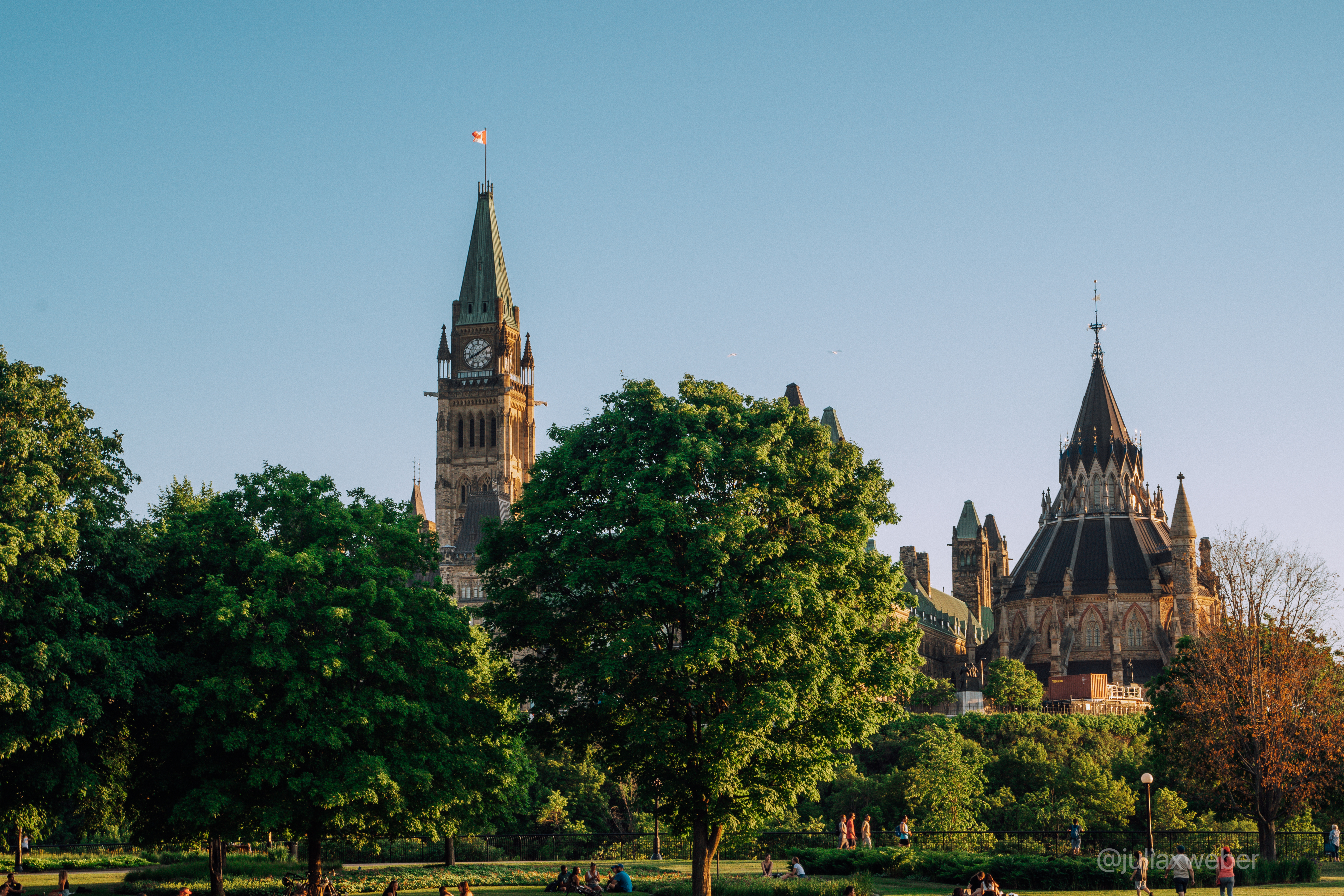 Photo parliament in Ottawa, Ontario, Canada, taken from a park.